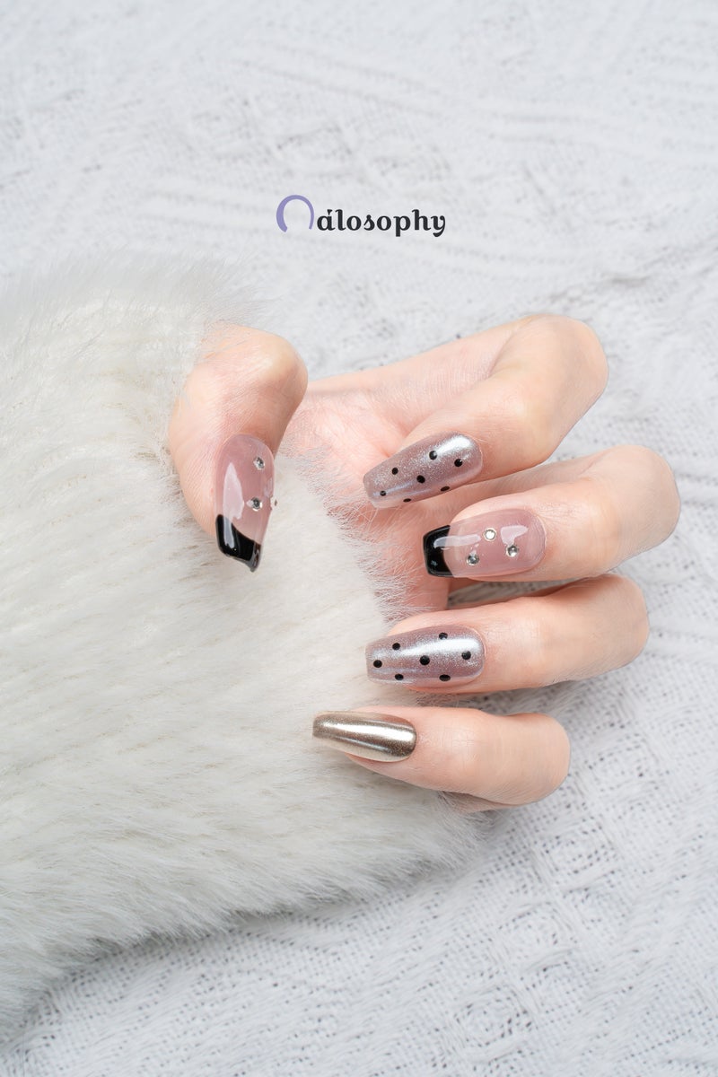 Nailosophy أظافر جل مصنوعة يدويًا قابلة للتثبيت بنقاط بولكا سوداء وكروم فضي | شكل كوفين - Image 3